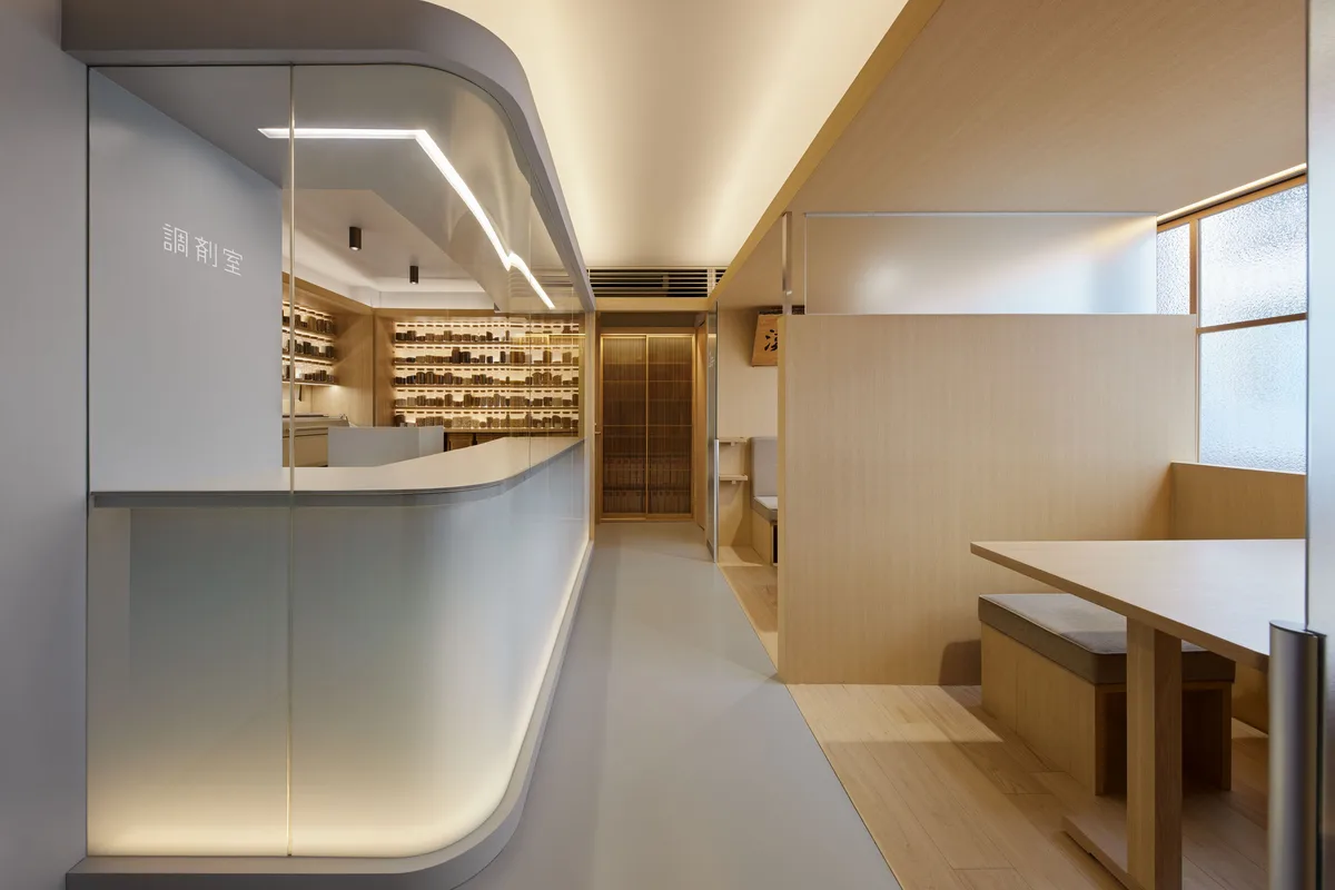 東京銀座むつみ薬局の店内
