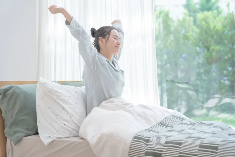 朝すっきりと目覚める女性