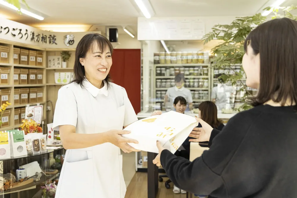 調合した漢方薬をお渡しする薬剤師