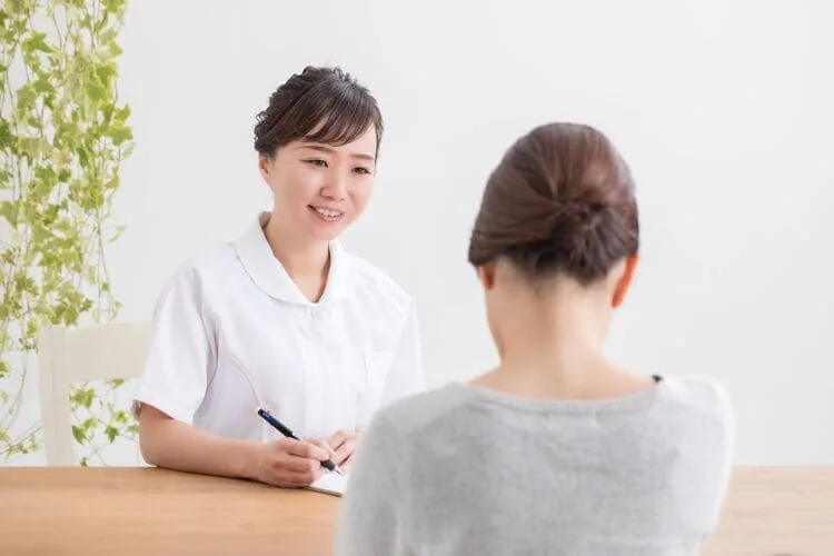 女性薬剤師による相談の様子