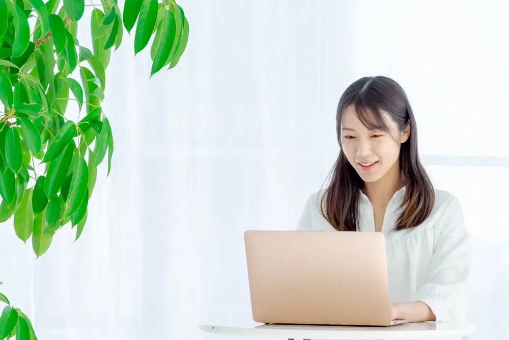 パソコンでオンライン相談をする女性